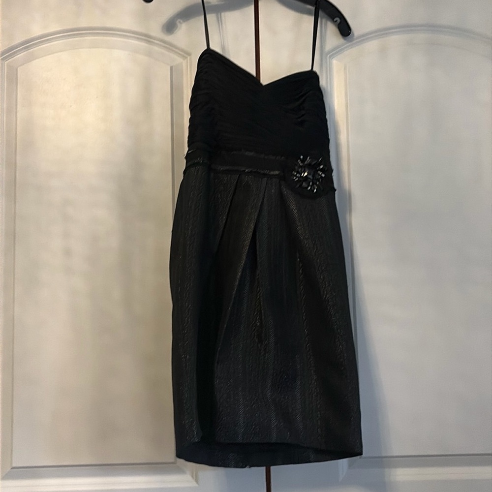 Vintage BCBG Mazazria short black strapless dress!! Adorable fit!! Size 4!